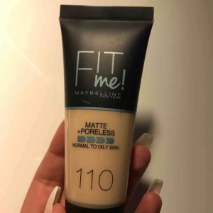  - Foundation från maybelline. Har endast testat en gång men den var inte rätt färg därför säljer jag den, köpte nyligen.  Kan frakta eller mötas upp :)