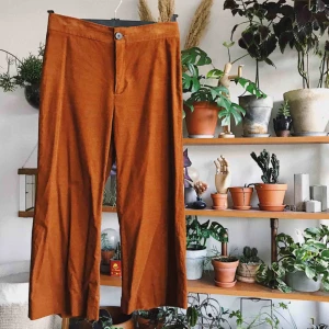  - Snygga manchesterbyxor som är vida och croppade. Inte speciellt rättvisa bilder då man tyvärr inte ser passformen.. Köparen står för frakt, kan eventuellt mötas upp i Stockholm också!