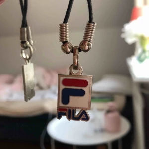  - Sjukt snyggt fila halsband. Aldrig använt och i bra skick!  Frakt blir 9kr.  ❌ Väntar inte på svar längre, om andra är intresserade så säljs det, det gäller att vara kvick! ❌
