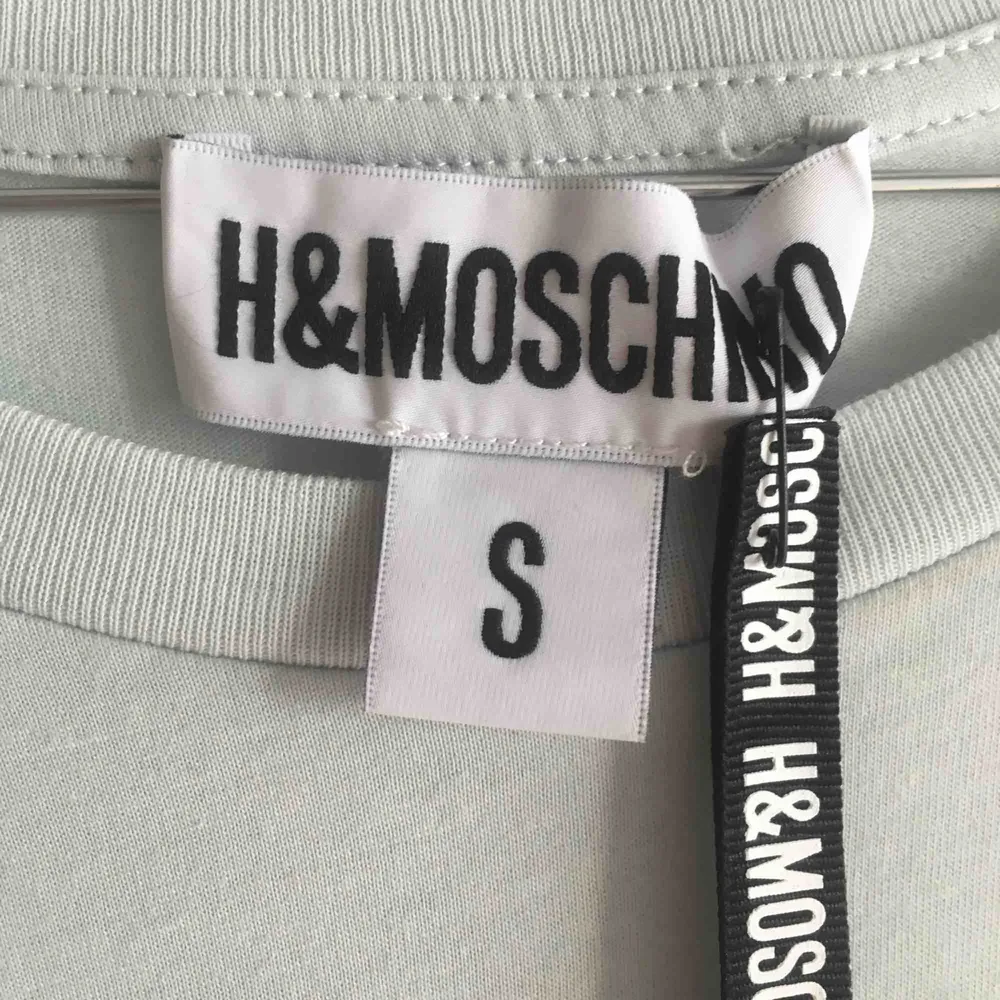 H&M collab med Moschino (&Disney) T-shirt säljes som aldrig har använts. . T-shirts.