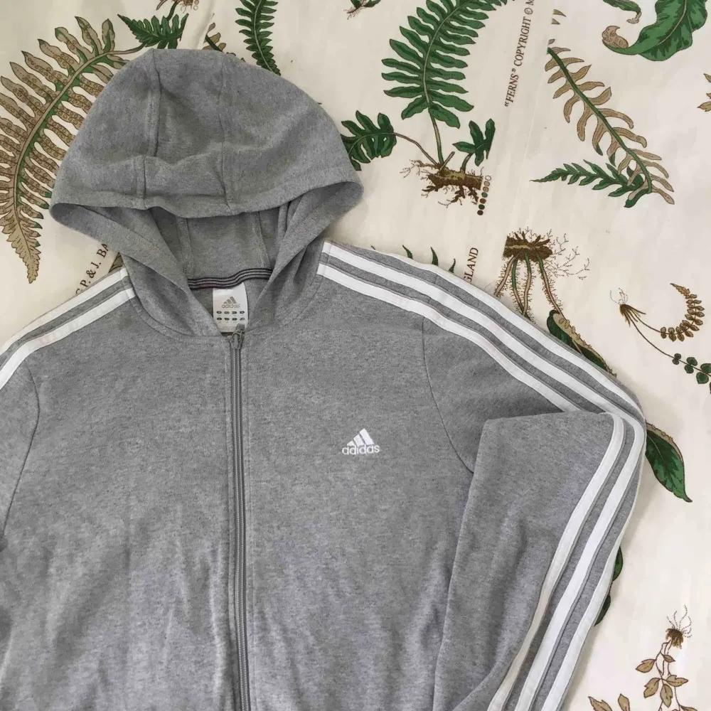 Gosigaste snyggaste adidas tröjan! Står storlek 42 men skulle säga att den motsvarar M-L. Funkar även på mindre storlek (jag har xs) om man vill att den ska sitta lite pösigare! 💫. Hoodies.