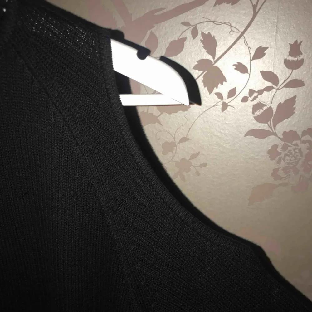 Superfin stickad svart tröja med häftiga detaljer.  Without shoulders (”cold shoulder-topp”)💁🏽‍♀️  Svart , devided H&M. Superfint skick. Använd typ 1gång  *Köparen står för fraktkostnad😊   . Toppar.