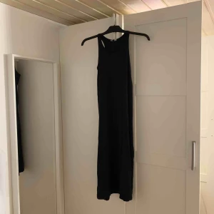 - Svart långklänning ifrån POMPdeLUX, 50 kr + eventuell frakt