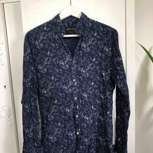 Zara, Slim-fit L. Härligt mönster 