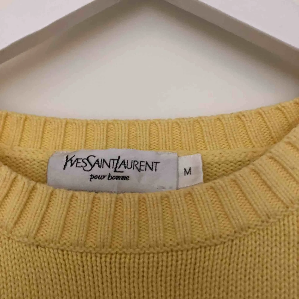 Vintage gul Yves Saint Laurent jumper i storlek M Använd två gånger och i perfekt skick . Stickat.