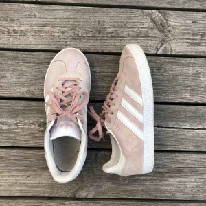  - Ett par adidas gazelle skor i strl 36. Köpt på feetfirst för 700-800kr. Säljer pga av att dem är för små. Använda några gånger och pyttelite smutsiga men inget man märker av. 250kr plus frakt.