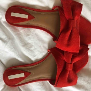  - Aldrig använda pga för stora, jättefina röda slip ons i mocka från H&M 