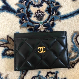  - Chanel kostar originellt 5k  Har inte box då jag använde det till annat. 