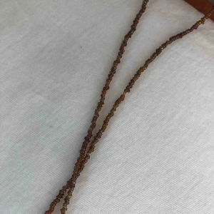  - Retro-halsband med bruna glaspärlor. Reflekteras fint i ljuset, går att ha dubbelt, trippelt som choker eller hänga fritt! 