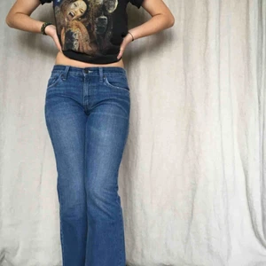 Lowrise jeans - Jeans från levi’s! Passar den som är lite mindre och inte så lång. Byxan är rak i benen men forfarande lite utsvängda. Försmå för mig så de sitter ganska tajt på bilden