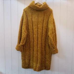  - Gnistra ikapp med julgranen i denna glitterbomb!  Lång stickad tröja/klänning från H&M i storlek XL, jag som är S har haft den som oversized. Hade en idé på att dela den rakt ner på mitten så det blev som en guldkimono istället, men det har jag ej hunnit med, och nu ska jag flytta så då är det dags att gallra bland kläderna.  Håll koll på min profil då jag kommer lägga upp en del grejer närmsta veckan! 🌞🧡