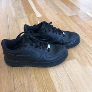  - Svarta nike air force 1 i storlek 36.5! Knappt använda så de är i perfekt skick!