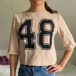  - En riktigt ball lätt croppad top från H&M. Använd endast 1 gång och köpes för ca 150kr. Storleken är XS, men borde passa de som har storlekarna XS-M, eftersom den passar mig. 