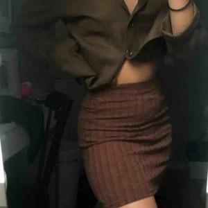  - Brunrandig tubkjol ifrån bikbok som är lite för tight för mig, möts görna upp i Stockholm:)