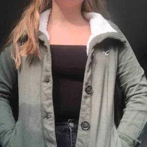  - Jättemjuk och skön tröja från Hollister, kan även användas som jacka på vår och hösten. Den är i storlek L, själv är jag S/M men Hollister har små storlekar. Kan mötas upp i Stockholm😊