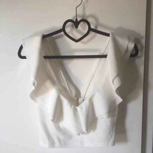  - Ny! Vit ”blus” Strl XS  Inte genomskinlig, tyget är ganska tjockt och känns exklusivt Djup urringning Från shein Vid intresse och frågor är de bara att skriva. Priset går att diskutera 🥰