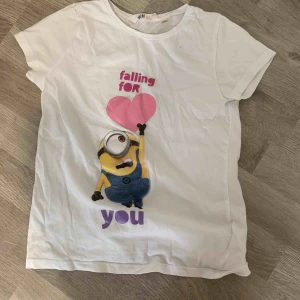  - Den randiga och miniontröjan kommer från h&m ❤️  Klänningen kommer från pepperts ❤️ 