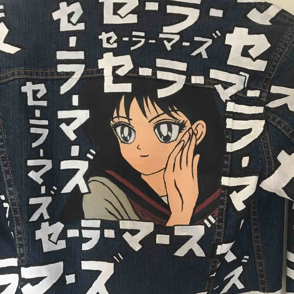 Croppad jeansjacka målad av mig med textilfärg! ✨💖 japansk text セ-ラ-マ-ズ betyder sailormars och även henne på ryggen 🔥. Jackor.