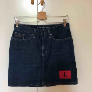  - Världens finaste kjol från Calvin Klein (såklart äkta). Storlek: W28, passar S.  Säljer då den inte längre passar mig. Frakt tillkommer. 