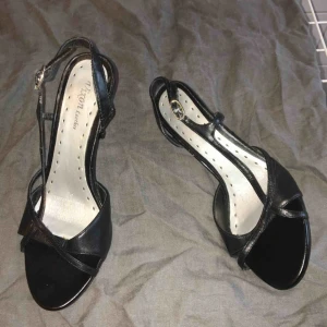  - Köpta i Spanien. Hög klack. Lite slitna vid spännet.