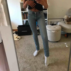  - Skitsnygga acne jeans i. Bra skick! De är i strl 26 men skulle absolut säga att de är w24! Väldigt små för sin storlek! Frakt tillkommer! nypris 1000kr
