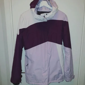  - Nypris 2500 kr!!! Storlek L, men sitter bra på den som har M också (det har jag). Skön och rymlig med snölåsfunktion och mudd i ärm. Fint skick, sparsamt använd. #roxy #skidsnowboardjacka