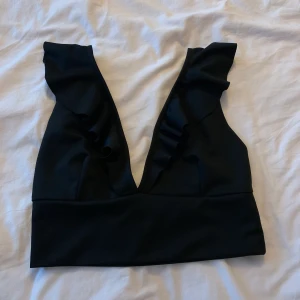 Topp - En snygg topp från Nelly som tyvärr är för stor för mig. Är i fint skick. Kan skicka fler bilder i chatten om du vill. Köparen står för frakt. 