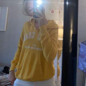 Super snygg gul vintage hoodie från Nike! Är lite tunnare än andra hoodies med citatet ”WEST COAST” mitt på bröstet. Är knappt använd och i bra skick!! (Priset kan diskuteras + frakt)