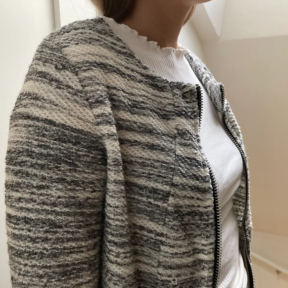 Härlig gråvit jacka/kofta med dragkedja från Gina tricot i strl M. 🌟. Tröjor & Koftor.