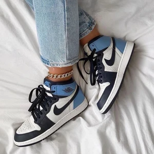 Air Jordan 1  - Säljer ett par Jordan obsidian pga att de är lite för stora🥰✨ Jag har storlek 37/38 och skulle säga att dessa passar 38/39! Skokartong eller kvitto finns tyvärr inte kvar därför säljs de billigare, jag köpte dom för 4600kr:) ! obs! Frakt står köpare för (ca 80kr)📦 Har du frågor så skriv till mig privat:)