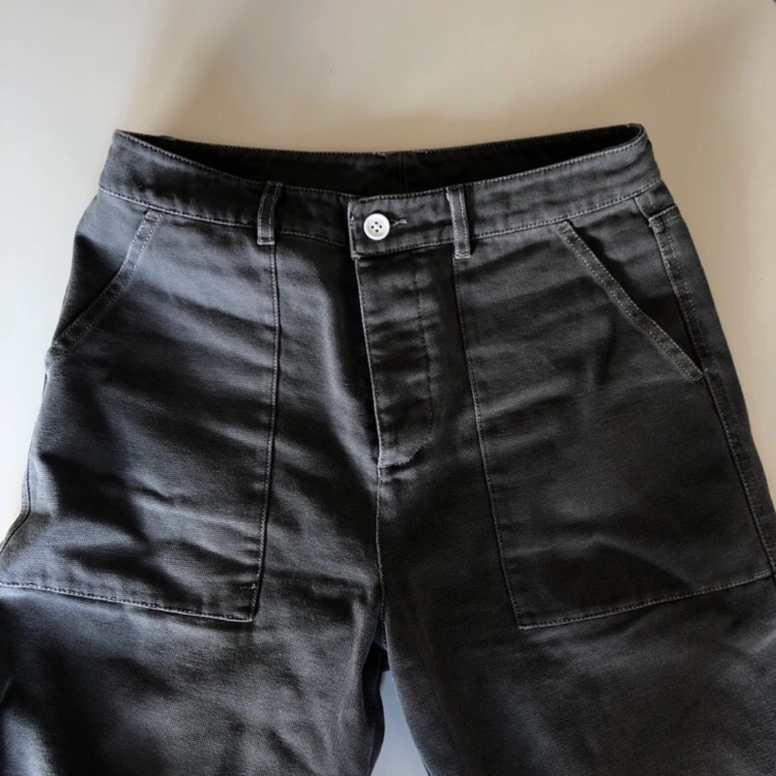 Grå byxor i storlek 30