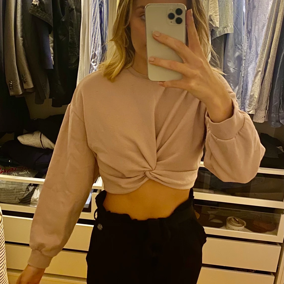 Ljusrosa knuten magtröja