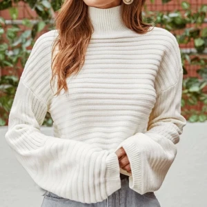 Vitt slätt tröja - Säljer denna mycket bekväma tröja med mycket snygg slätt på utarmen <3 använd endast engång, säljer pga att den aldrig blev till användning tyvärr. Nypris: 180kr❤️❤️❤️