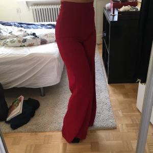 Röda kostymbyxor Zara - Suuuupersnygga röda vida kostymbyxor från Zara. Storleken är XS men men funkar även för S. De har mycket hög midja och är långa i benen. Färgen är mest som bild 1 och 3. 