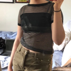 Topp - Fin topp som inte kommer till användning, skulle rekommendera den till någon som är mindre än mig (M) då den sitter snyggare över brösten då (se bild) men den funkar även för M såklart! Skriv för flera bilder! Frakt står köparen för💕💕