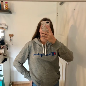 Champion hoodie Strl S  - Klassisk hoodie från champion. Grå och mjuk med logga över bröstet. Strl S