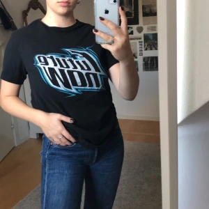 T-shirt från Weekday - En t-shirt från weekday, med tryck ”Future now”! (Frakt ingår)