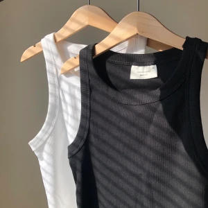 Tank top i svart och vit - Säljer dessa två tank tops från Gina tricot✨dom är helt oanvända och köptes för 130kr styck🌸säljer dom nu för 100kr styck eller 180kr tillsammans💕 buda gärna