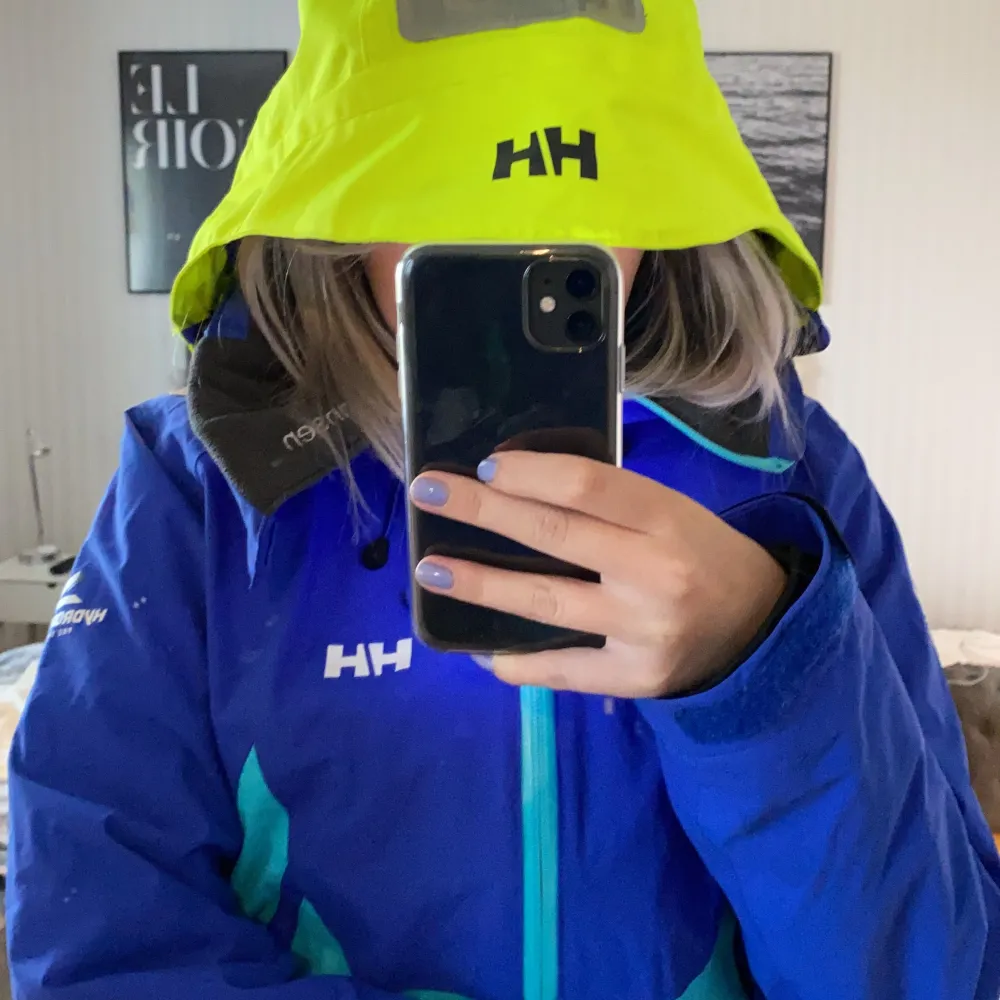 Fin och färgglad Helly Hansen jacka! Perfekt som skaljacka eller regnjacka. Väldigt fint skick! Nypris:ca1300kr. Jackor.