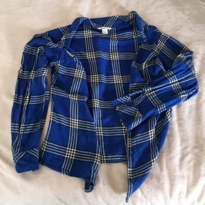 Blå-rutig skjorta - Skjorta köpt på second hand. Mjuk i materialet. Säljer för att den är för bred i axlarna på mig. Fraktkostnad tillkommer. Kan mötas upp i Alingsås. :)