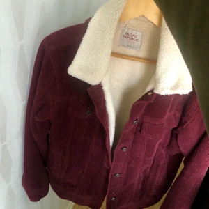 Höst röd manschetter jacka  - Super snygg och skön! Perfekt nu till höst + aldrig använd. Frakt tillkommer, pris kan diskuteras. Vid högt instresserade - buda i kommentarerna 💕 passar s-m