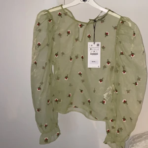 Zara mesh top - Skit snygg top feån Zara i ett mesh tyg, helt oanvänd.       ✨.Köpt för 350kr säljer för 200kr buda gärna✨Topen är i storlek M men skulle nog passa dem flesta😘
