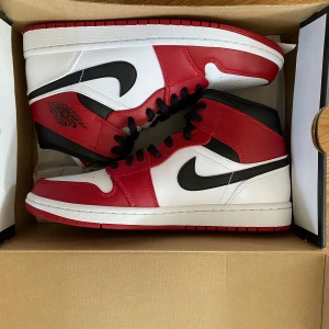 Jordan 1 mid ”Chicago”  - Jordan 1 mid ”Chicago”  strl: 41   Skick: 10/10 helt nya             Pris: 2099kr exklusive frakt