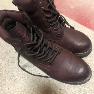  brun/röda boots i fint skick storlek 38-200kr i princip oanvända