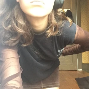 Svart retro polo ☠️ - Köpt på secondhand den är siper cool och retro men kommer inte till användning! 💋