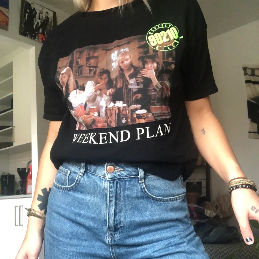 Svart T-shirt med 90210 tryck! Priset är med frakt 🌿. T-shirts.