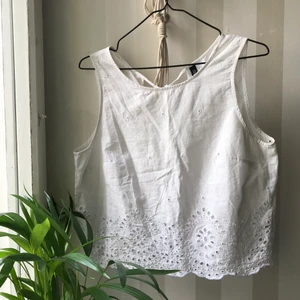 Sött linne från H&M - Sött linne från H&M med knytning i ryggen. Säljer då den inte kommer till användning av mig längre. Linnet är i storlek 38 men passar även mig som är XS/S (34) 💜 