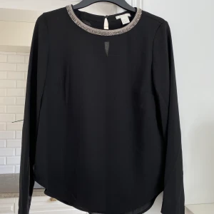Blus  - Från h&m i storlek small, använd en gång 