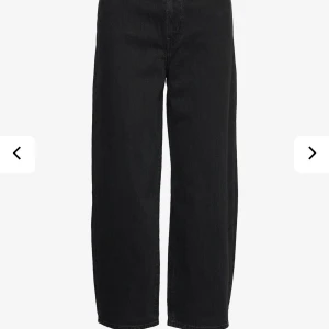 Levi’s balloon leg jeans storlek 23 - Hej! Säljer mina balloon leg jeans från Levi’s.  Superbra skick och sitter skitnyggt efter kroppens former men loose fit i benen. 💗💗