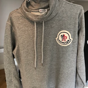 Moncler Grå tröja  - Grå Moncler Tröja. Står XL i den men sitter mer som medium / large.
